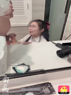 高中女孩制服，嘴巴张开。